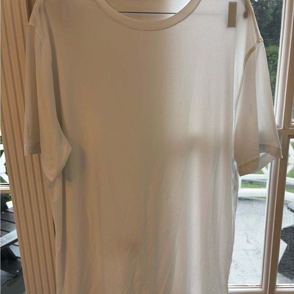 Men’s Vuori White Short Sleeve Tee